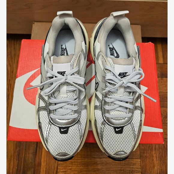 Nike V2K Run Women's Running Sneakers White Metallic Silver FD0736-100 Size 5.5 - Picture 6 of 10